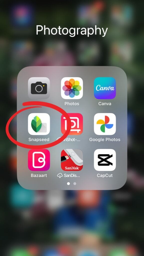 Photo of a phone homescreen with the Snapseed app circled in red.