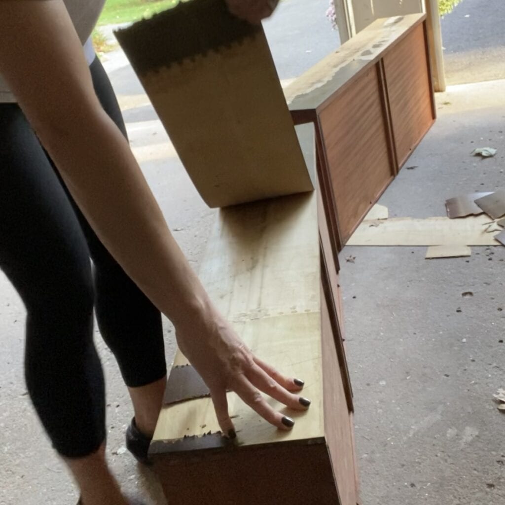 Peeling off veneer from furniture by hand